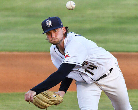 AARON LEASHER RELEVISA REFUERZO ESTRELLAS