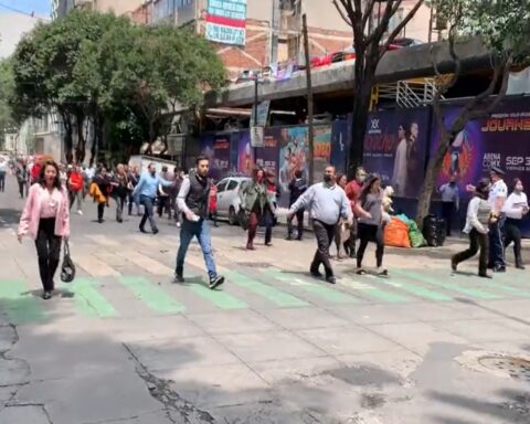 Strong earthquake shook Mexico: it was recorded at 7.4 magnitude and caused panic