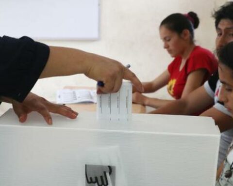 Table members will receive S/120 if they do their duty and will be fined S/230 if they don't.