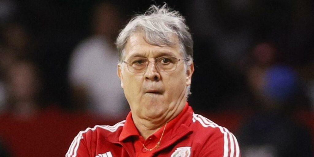 Tata Martino confirms that he will take three forwards and discards Vela and Chicharito