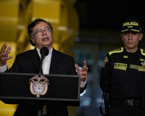 Tax, energy and land: Petro's first economic month