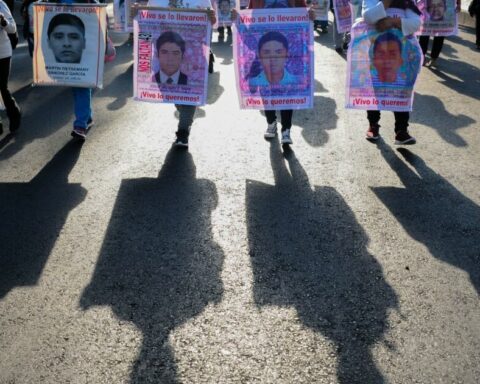 Teachers and families of the Ayotzinapa 43 ask Israel to extradite Zerón