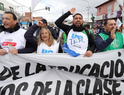 Teachers began a fast in rejection of the provincial salary proposal