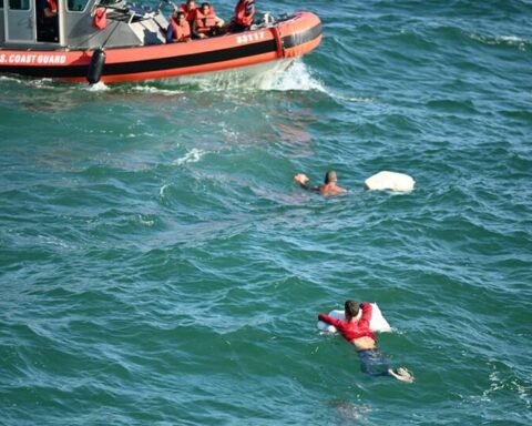 The Coast Guard rescues three Cubans after shipwreck in the US while searching for the missing