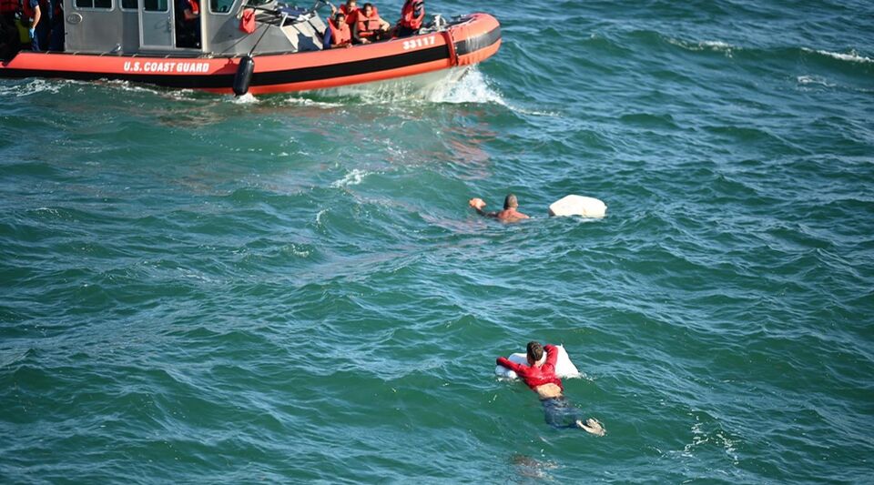 The Coast Guard rescues three Cubans after shipwreck in the US while searching for the missing