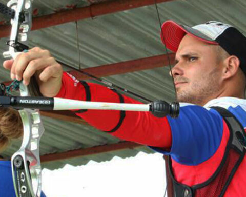 The Cuban Pan-American archery champion Adrián Puentes arrives in the US