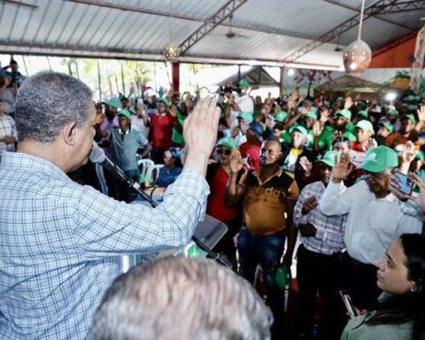 Leonel Fernández swears in new leaders in the People's Force