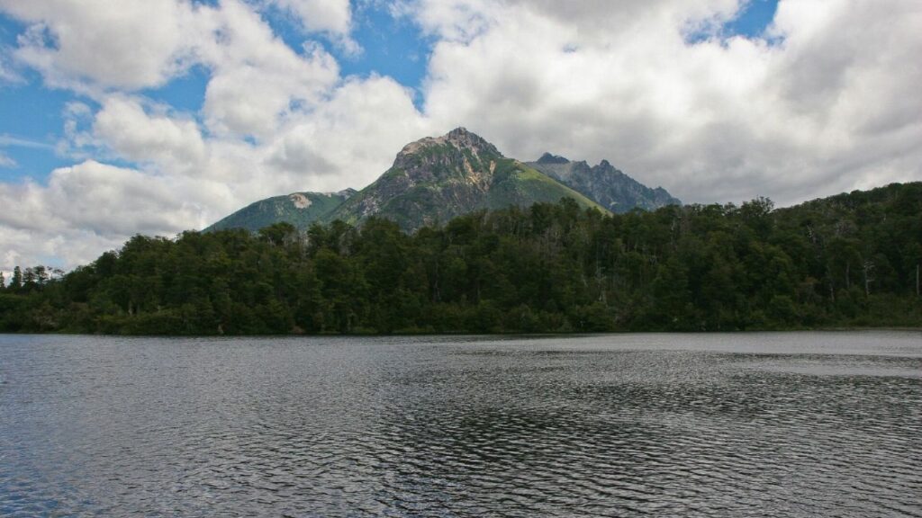 The Justice ordered to reopen the access road to Lago Escondido