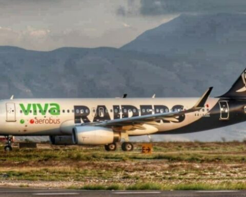 The VivaAerobus plane with Raiders design took off