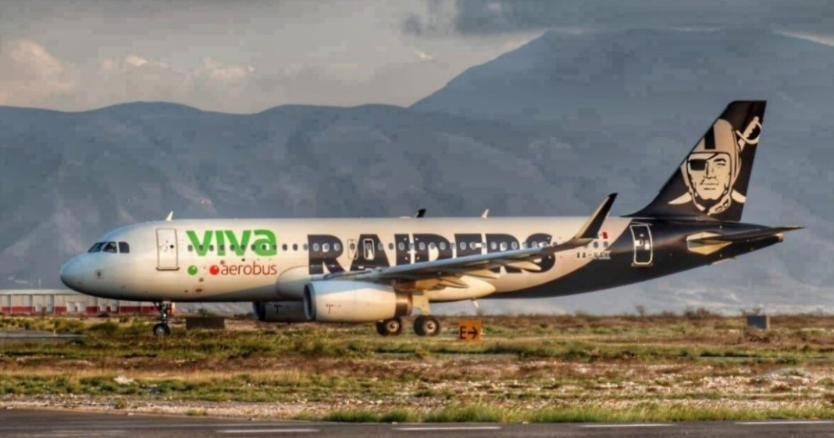 The VivaAerobus plane with Raiders design took off