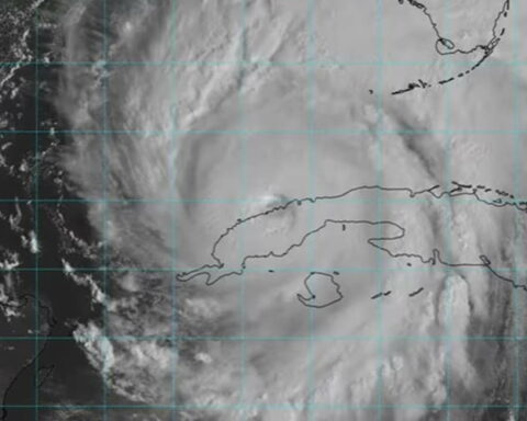 Centro del huracán Ian sale al mar