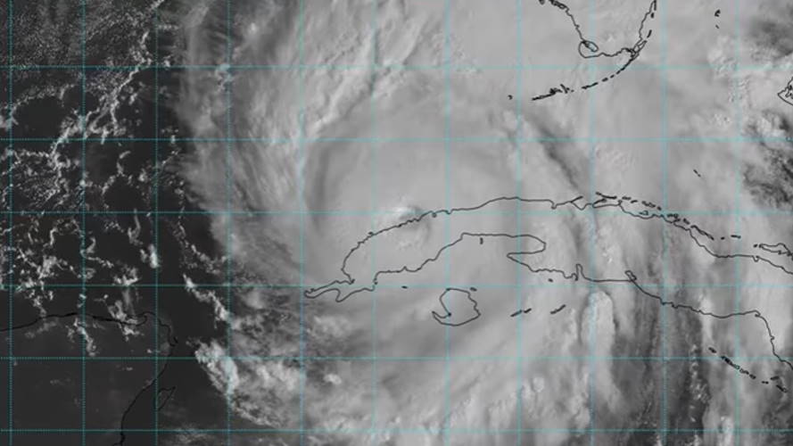 Centro del huracán Ian sale al mar