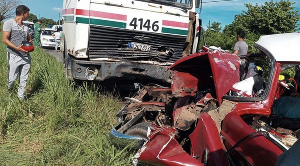 The collision between a car and a Cupet truck leaves four dead in Pinar del Río