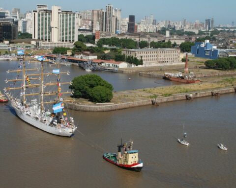 The frigate Libertad was stranded in La Plata due to a surprise strike