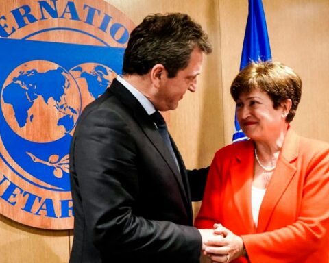 The government will have to pay about 2,700 million dollars to the IMF this week