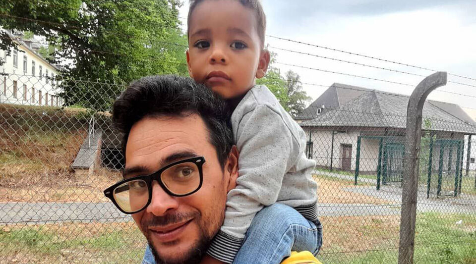 The journalist Ricardo Fernández requests asylum in Germany with his family