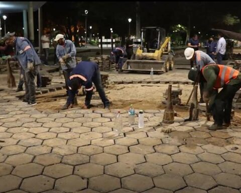 The tiles return to the streets;  municipal officials began work to relocate