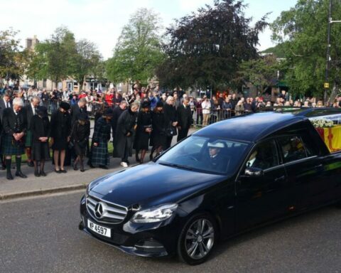 The walk of the mortal remains of Isabel II to her final abode