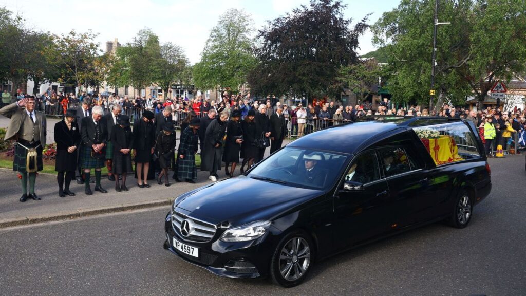 The walk of the mortal remains of Isabel II to her final abode