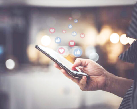 There are no laws that regulate advertising and propaganda on social networks