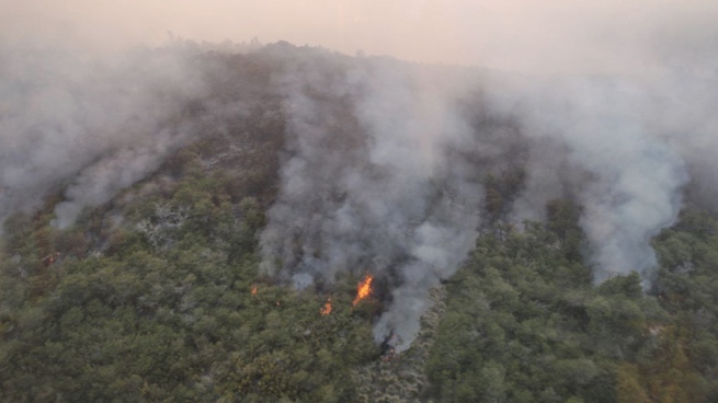 There remains an active focus of forest fire in the mountains of La Falda