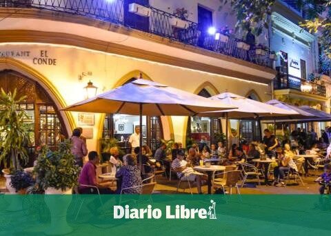 They carry out a census of businesses and surveys in Ciudad Colonial