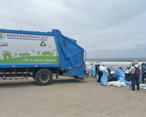 They collect 10 tons of garbage in the busiest square in Ilo