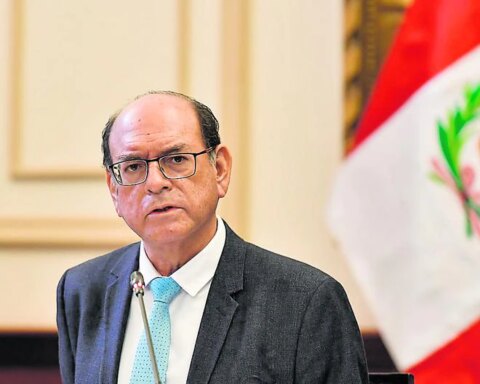 They collect signatures to question Landa