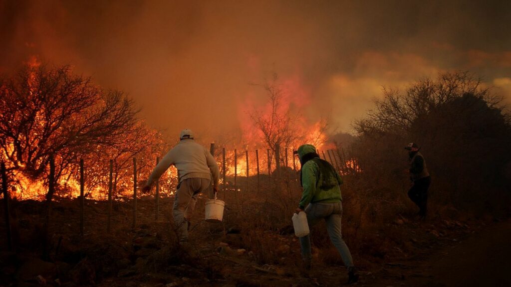 They cut several routes due to fires in Córdoba