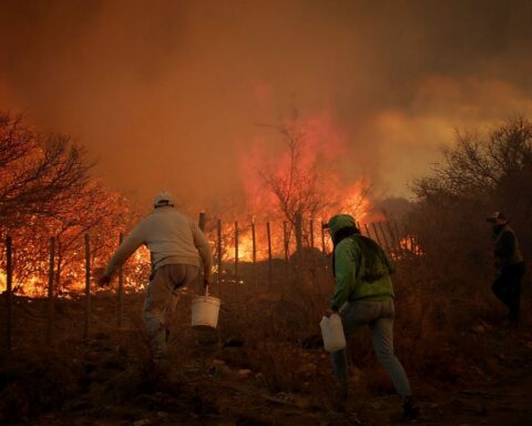 They cut several routes due to fires in Córdoba