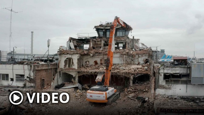 They demolished the old Aeroparque control tower to expand platforms