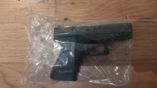 They find a pistol in a Belgrano apartment rented by the alleged parricide