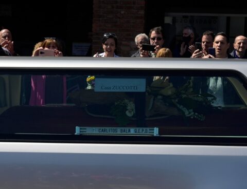 They fired the remains of Carlitos Balá in the Chacarita cemetery