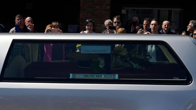 They fired the remains of Carlitos Balá in the Chacarita cemetery