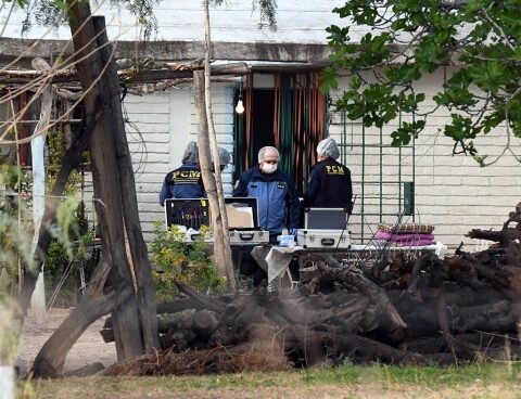 They murder a couple in Mendoza and arrest the grandson as a suspect