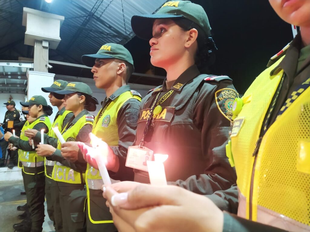 They pay tribute to the seven police officers killed in an attack in Huila