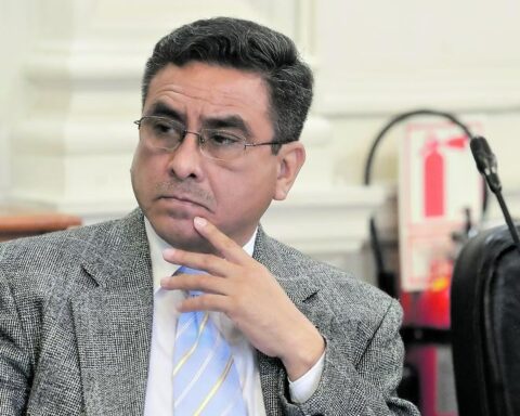 They present a motion of censure against Willy Huerta