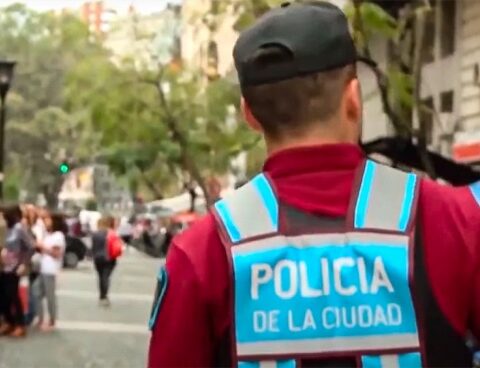 They repudiate the Buenos Aires government for sending police to the students' houses