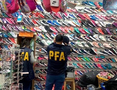 They seize more than 3,400 pairs of shoes and 1,800 apocryphal clothing items in Moreno