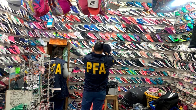 They seize more than 3,400 pairs of shoes and 1,800 apocryphal clothing items in Moreno