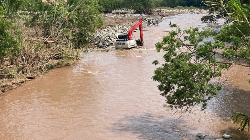 They try to return the channel to the Supía river whose overflow left thousands of victims