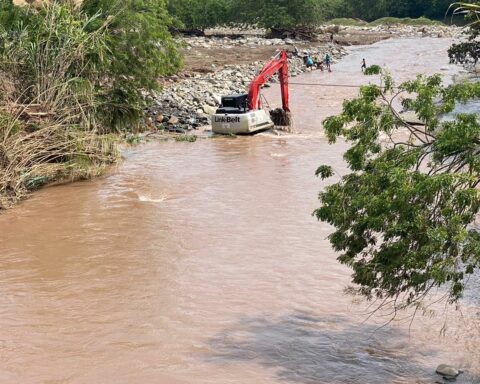 They try to return the channel to the Supía river whose overflow left thousands of victims