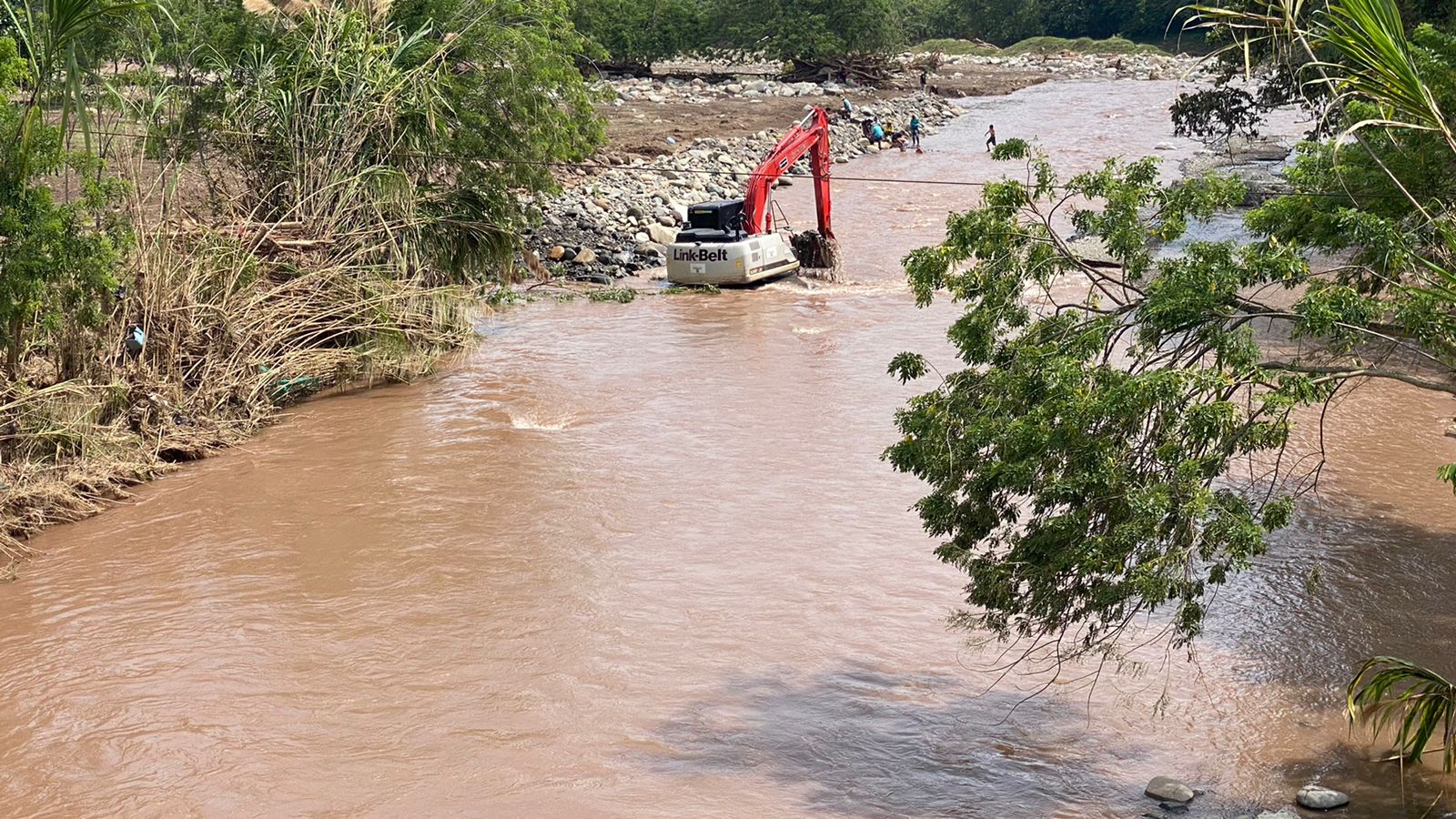 They try to return the channel to the Supía river whose overflow left thousands of victims