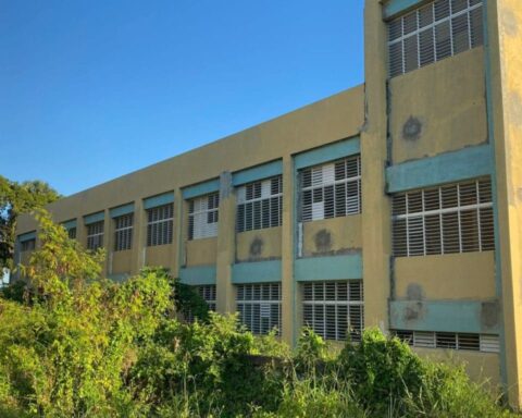 Some of the schools in the Espaillat province are in these abandoned conditions, which would force thousands of children not to be able to attend classes this year.