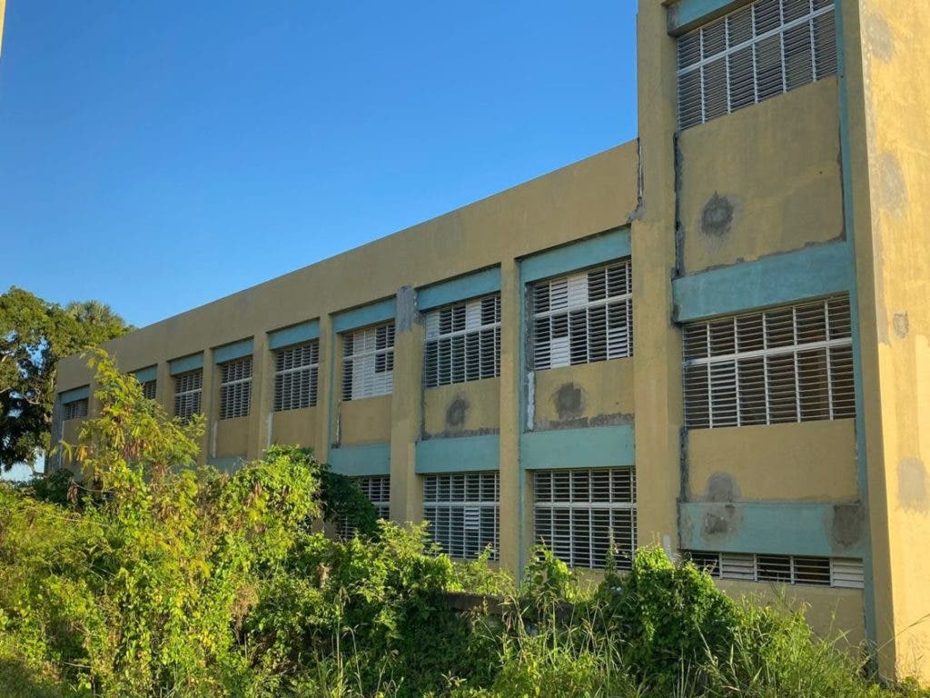 Some of the schools in the Espaillat province are in these abandoned conditions, which would force thousands of children not to be able to attend classes this year.