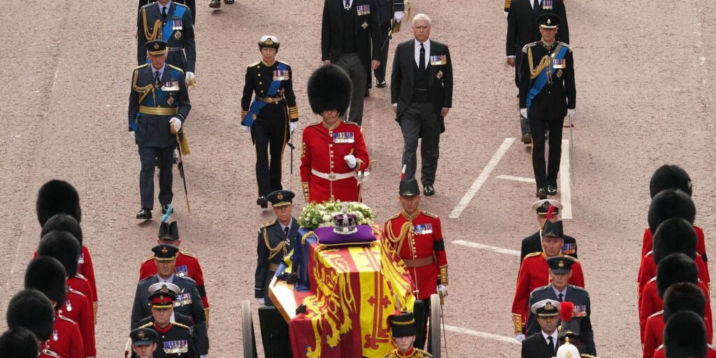 Thousands of people visit Queen's coffin at public wake