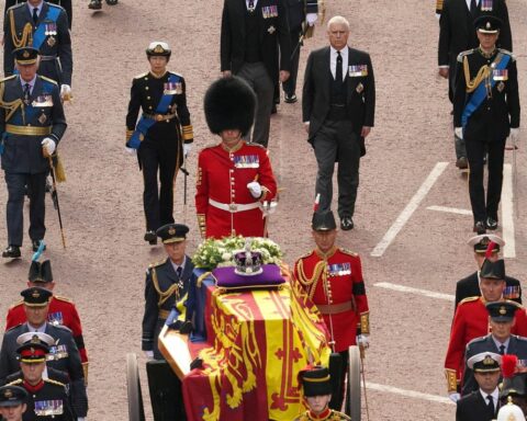 Thousands of people visit Queen's coffin at public wake