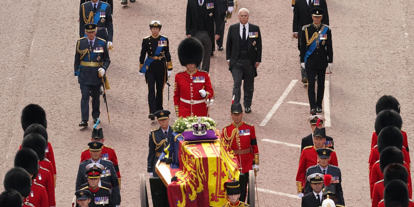 Thousands of people visit Queen's coffin at public wake