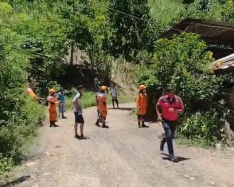 Three people from the same family were killed by a rock that fell on a house