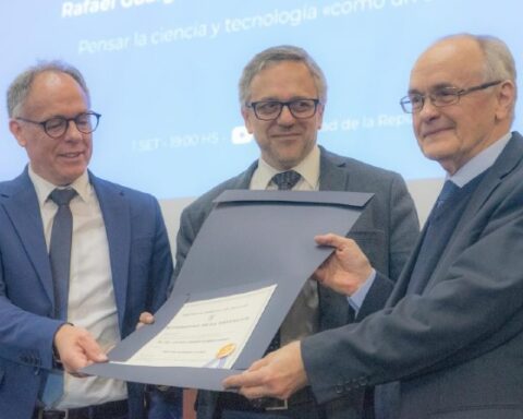 Tribute from Udelar to Rafael Guarga with the title of Doctor Honoris Causa